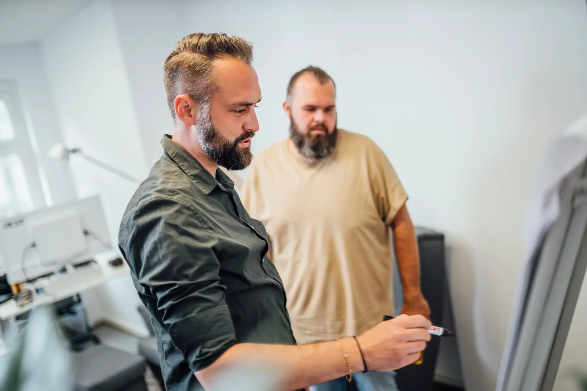 Team bespricht digitale Prozesse für Praxismarketing und KI-Terminmanagement